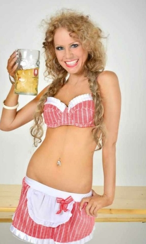 Stripperin in Dirndl